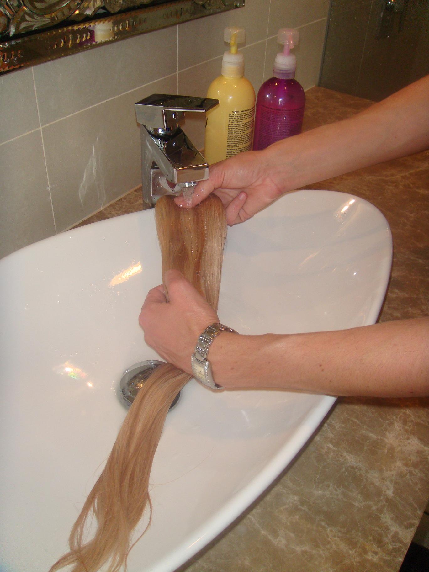 Как мыт искуственны волос